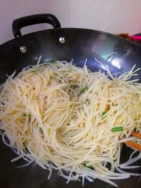 跟著大咖學做美食~~醋溜土豆絲的做法-酸味炒菜譜