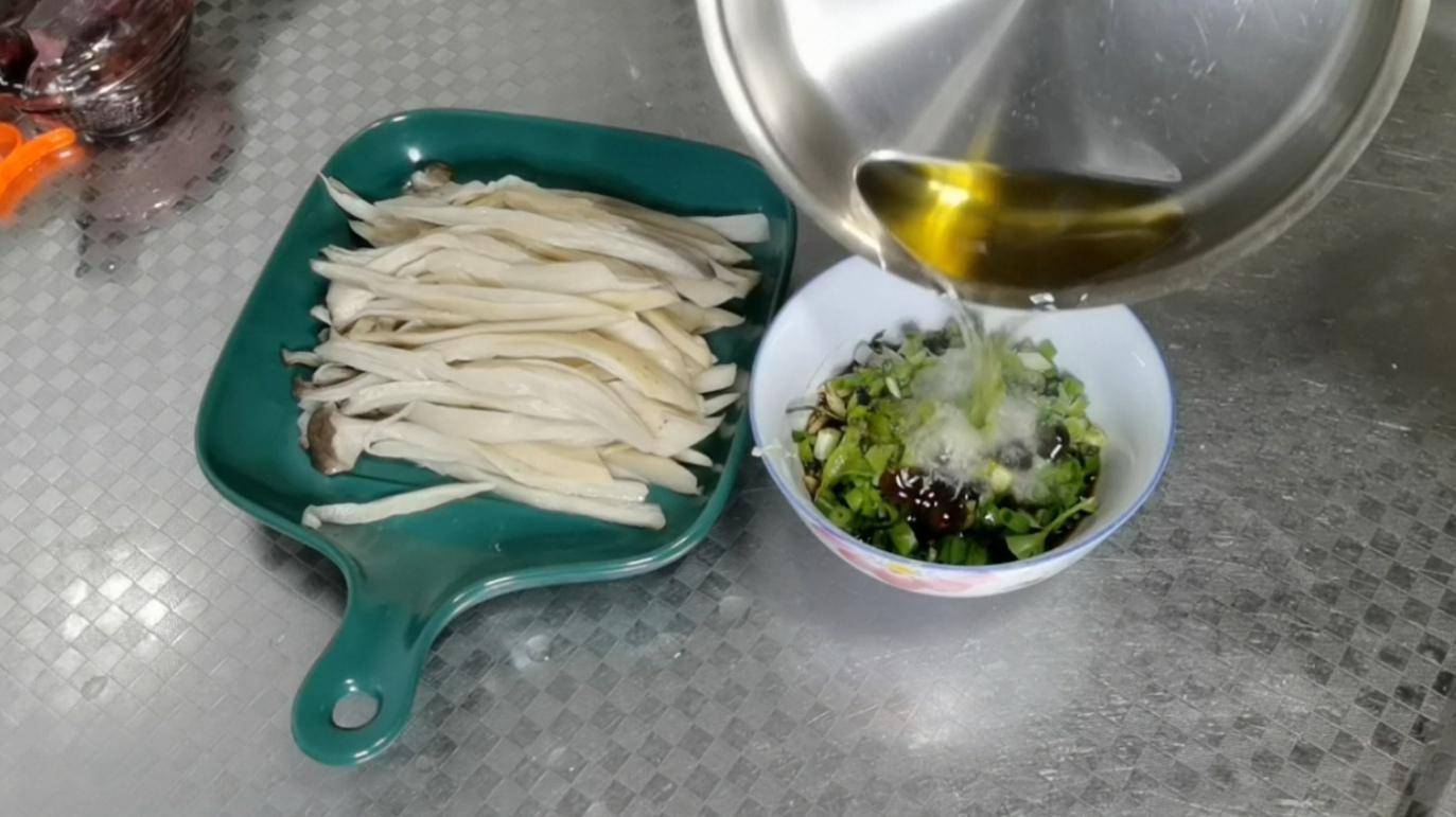 杏鮑菇不炒不燉，這樣做最好吃的做法-家常味拌菜譜