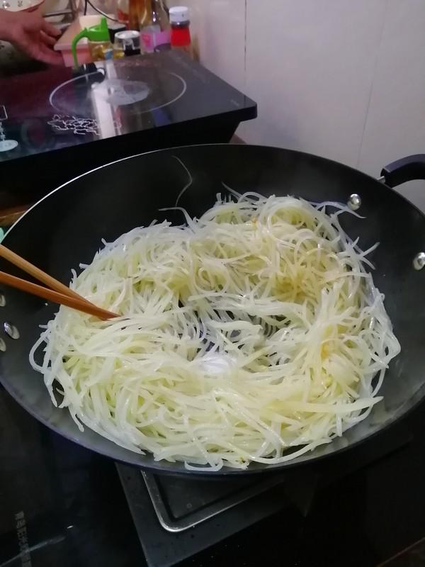 跟著大咖學做美食~~醋溜土豆絲的做法-酸味炒菜譜