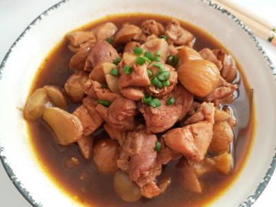 超簡單、美味的栗子黃燜雞，家人每周都讓我做一次的做法-咸鮮味煮菜譜