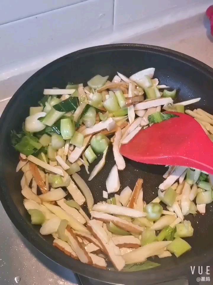 冬筍豆腐干炒年糕的做法-家常味炒菜譜
