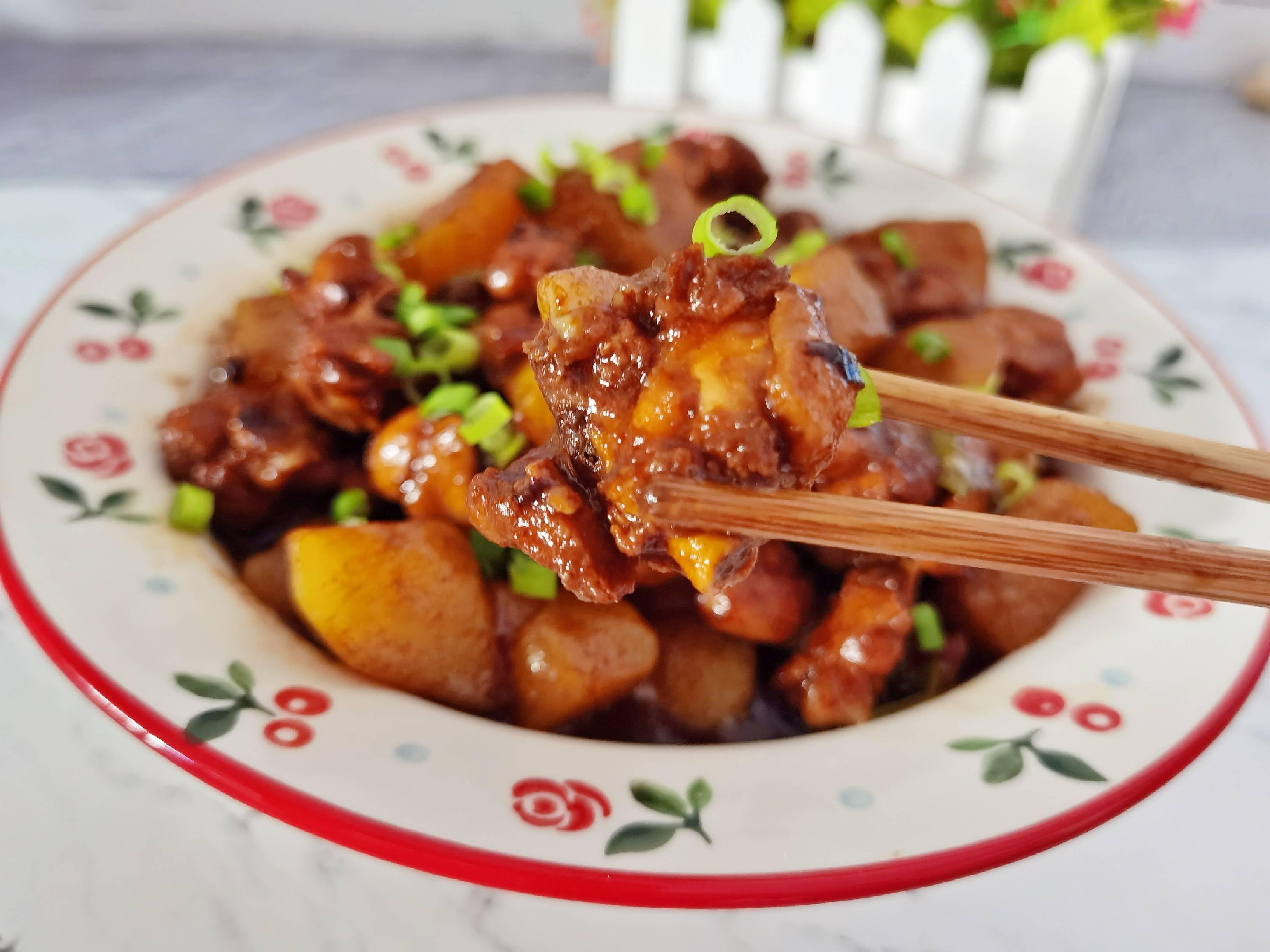 懶人版蔥油雞腿，做法簡單，鮮嫩多汁超下飯的做法-咸鮮味燉菜譜