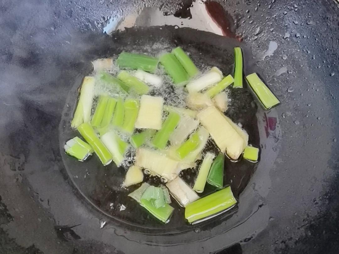 懶人版蔥油雞腿，做法簡單，鮮嫩多汁超下飯的做法-咸鮮味燉菜譜