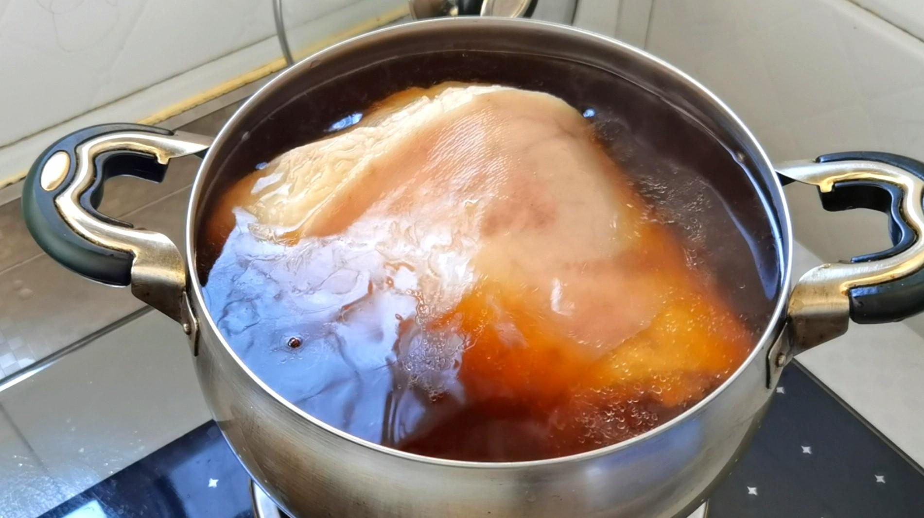 顏色紅亮，軟爛入味的醬肘子來(lái)啦的做法-家常味鹵菜譜