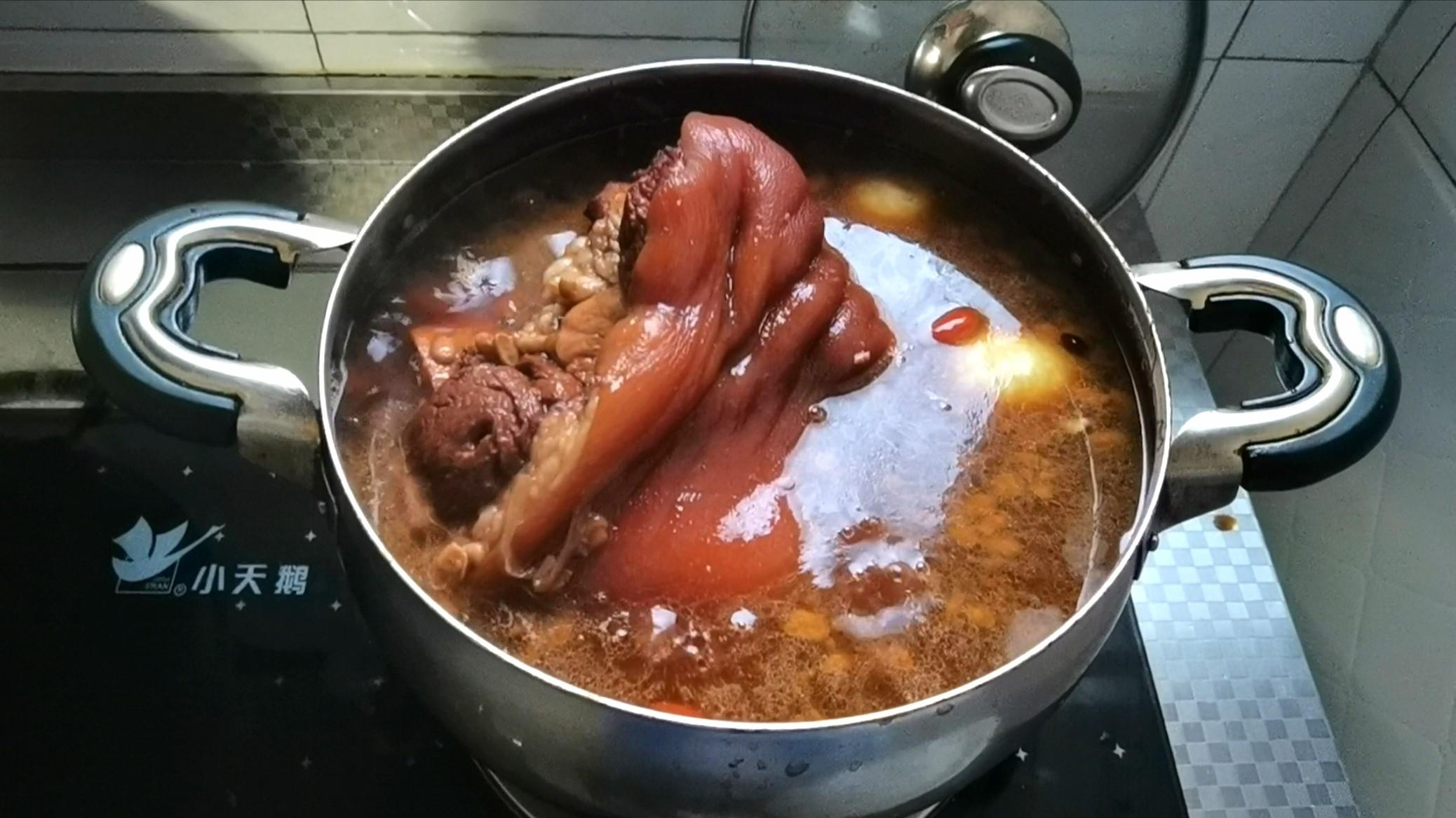 顏色紅亮，軟爛入味的醬肘子來(lái)啦的做法-家常味鹵菜譜