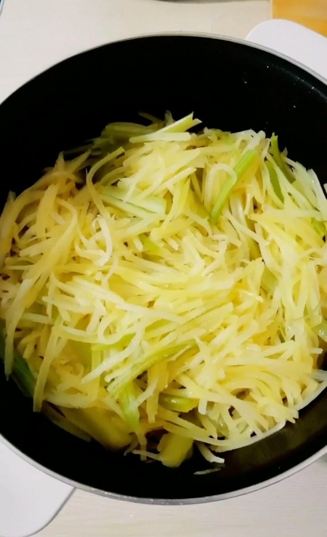 芹菜炒土豆絲的做法-咸鮮味炒菜譜