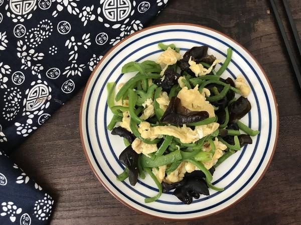 脆爽清口，營(yíng)養(yǎng)下飯的青椒木耳炒雞蛋的做法-家常味炒菜譜