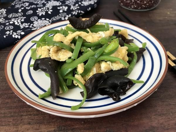 脆爽清口，營(yíng)養(yǎng)下飯的青椒木耳炒雞蛋的做法-家常味炒菜譜