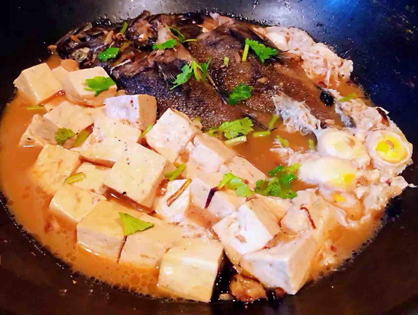 鵪鶉蛋豆腐燉黑魚的做法-咸鮮味燉菜譜