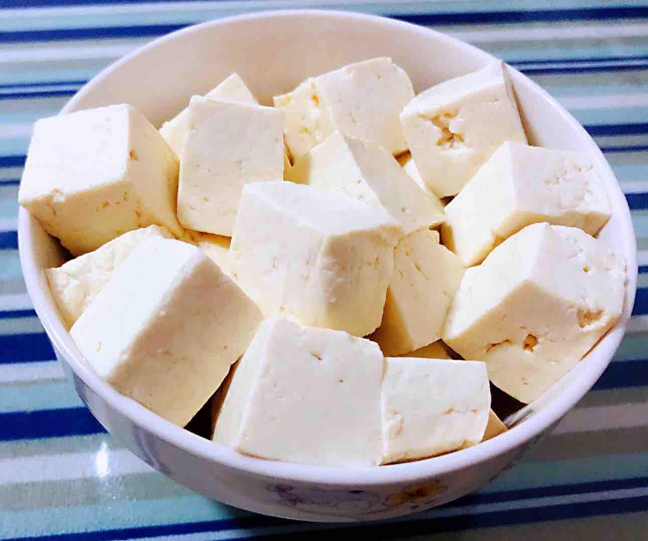 鵪鶉蛋豆腐燉黑魚的做法-咸鮮味燉菜譜