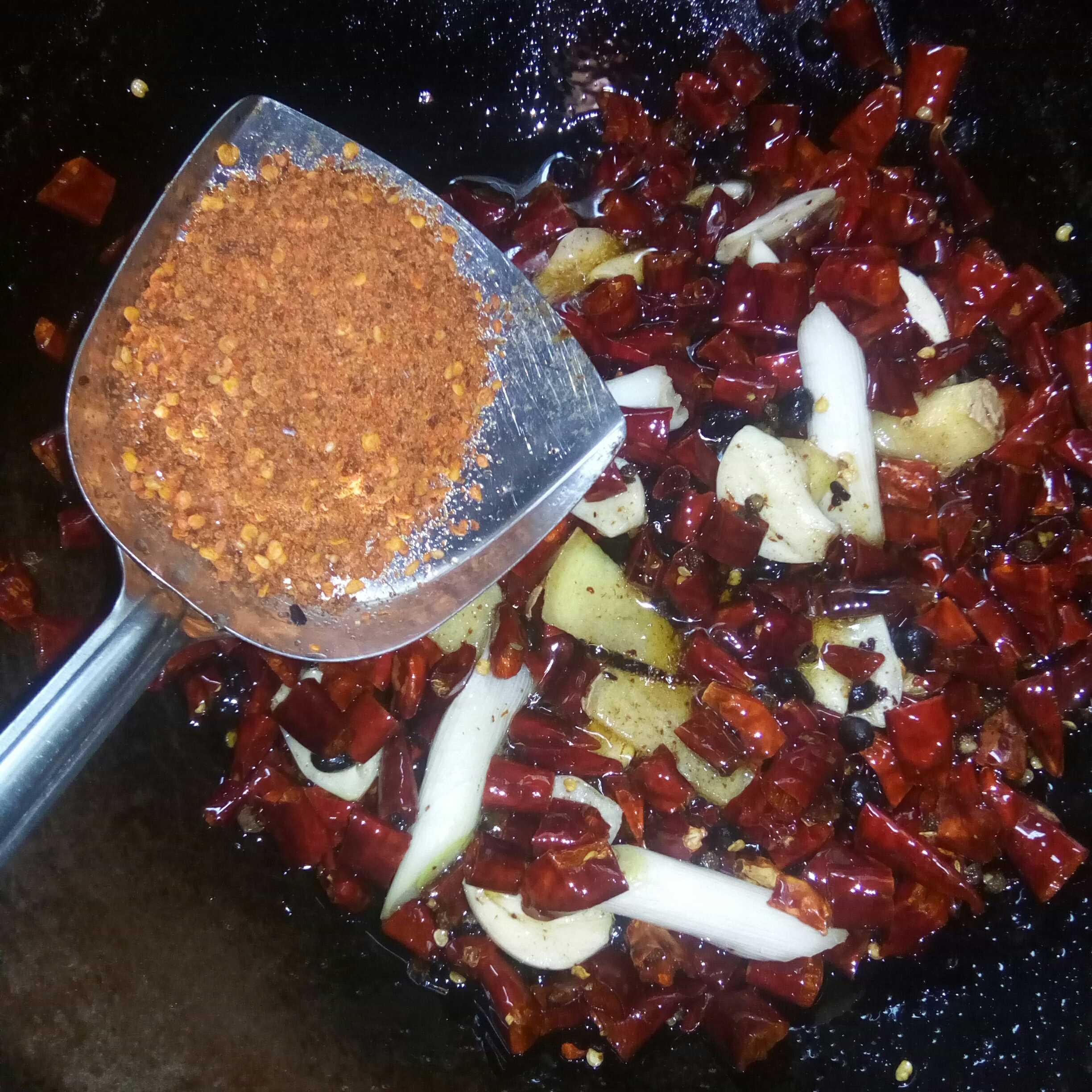 干鍋豬手的做法-香辣味煨菜譜