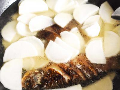 超鮮超美味的鯽魚蘿卜湯的做法-家常味煮菜譜