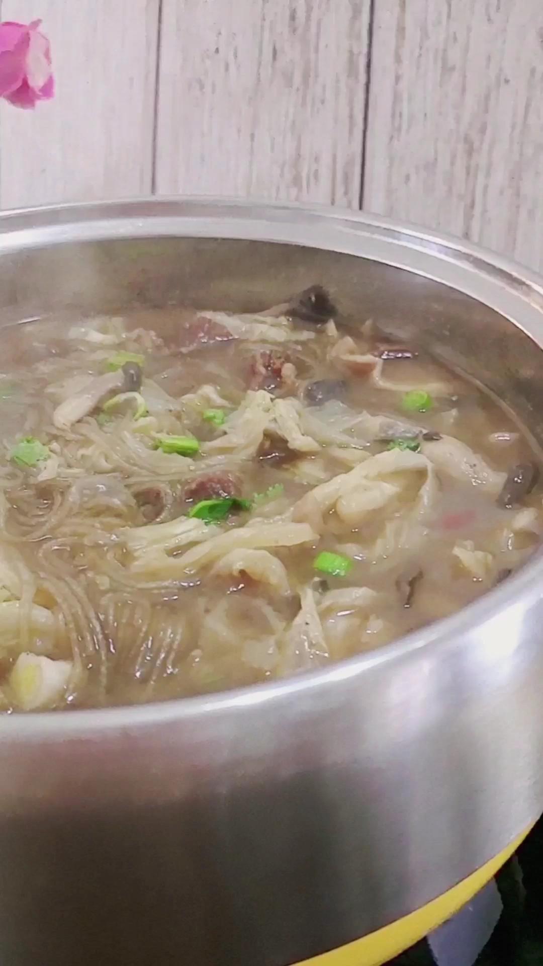 最家常的冬季暖鍋，百吃不厭~白菜粉條牛肉鍋的做法-咸鮮味煮菜譜