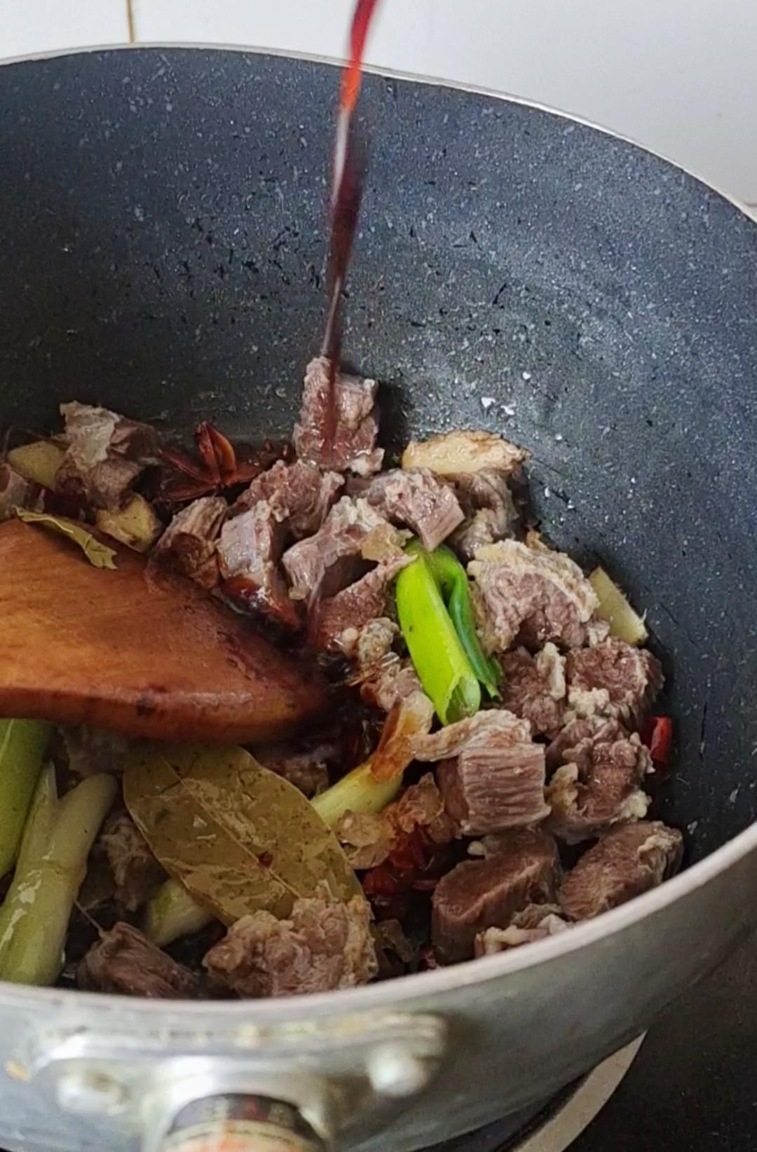 最家常的冬季暖鍋，百吃不厭~白菜粉條牛肉鍋的做法-咸鮮味煮菜譜