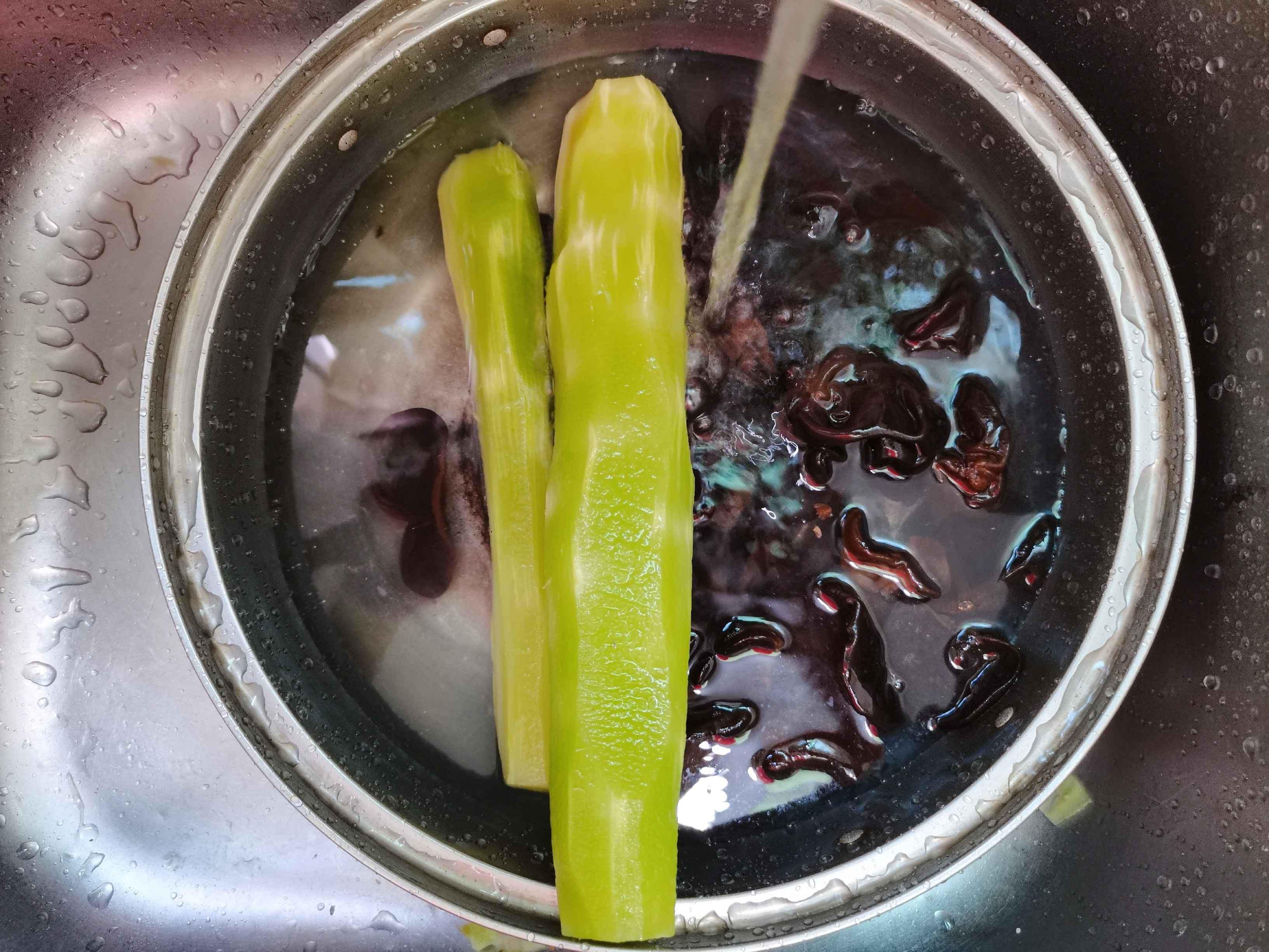 萵筍炒木耳的做法-家常味炒菜譜