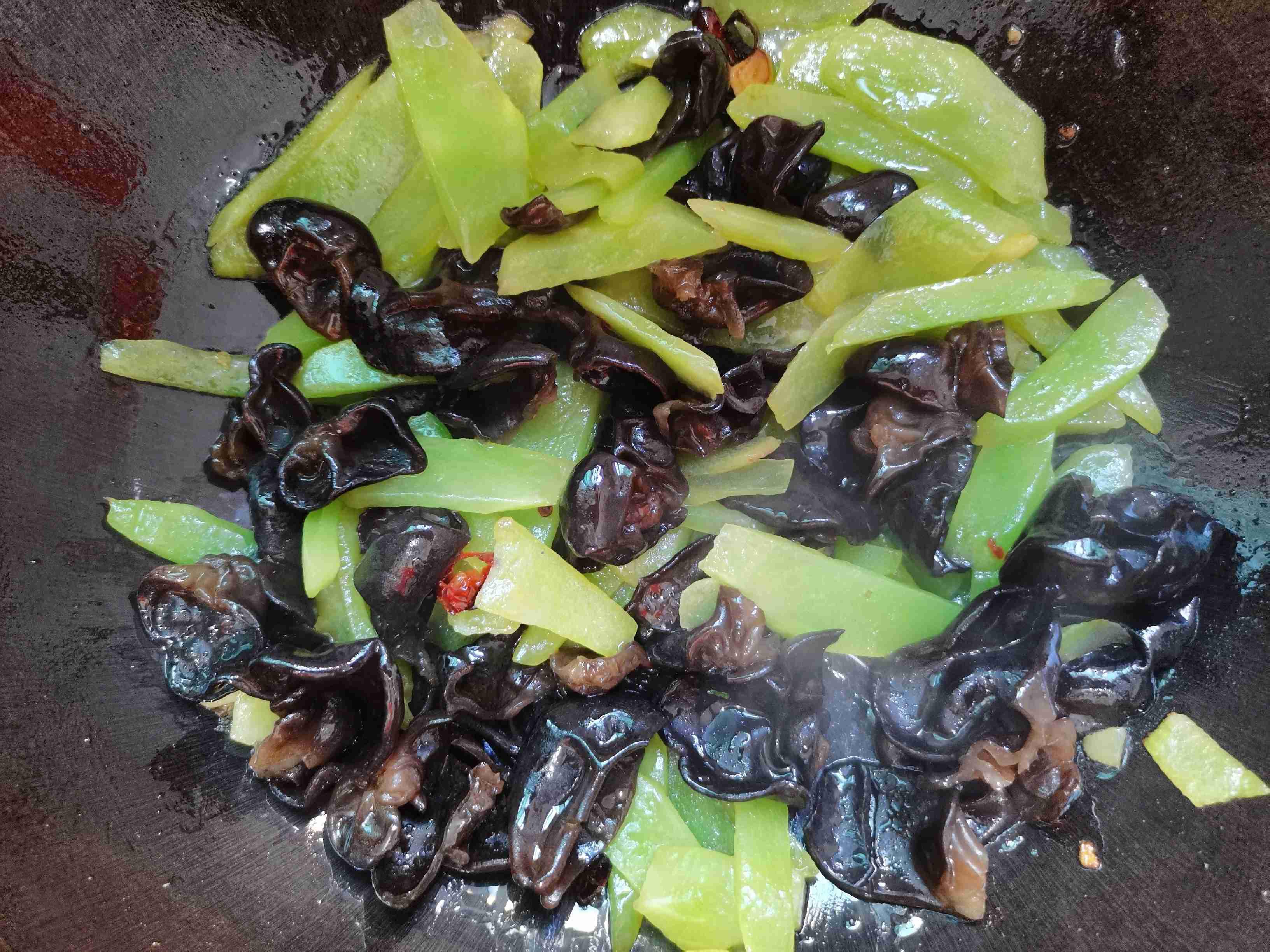 萵筍炒木耳的做法-家常味炒菜譜