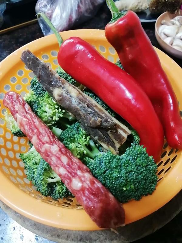 簡簡單單也不失美味~~臘味炒西蘭花的做法-家常味炒菜譜