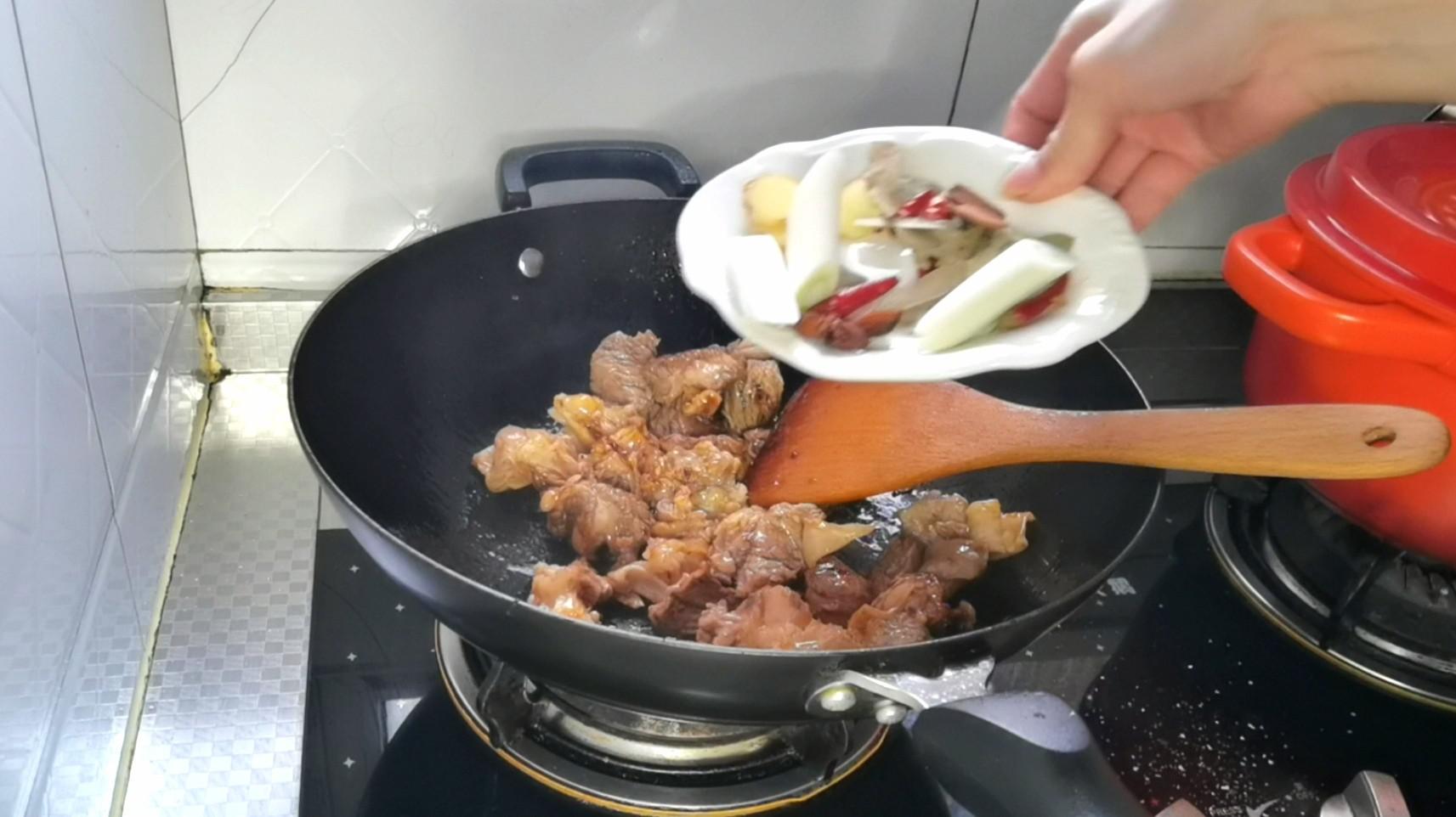 看了直流口水的紅燒牛腩燉土豆的做法-家常味燉菜譜