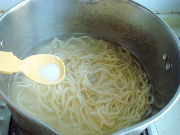 火腿荷包蛋燜面的做法-家常味燜菜譜