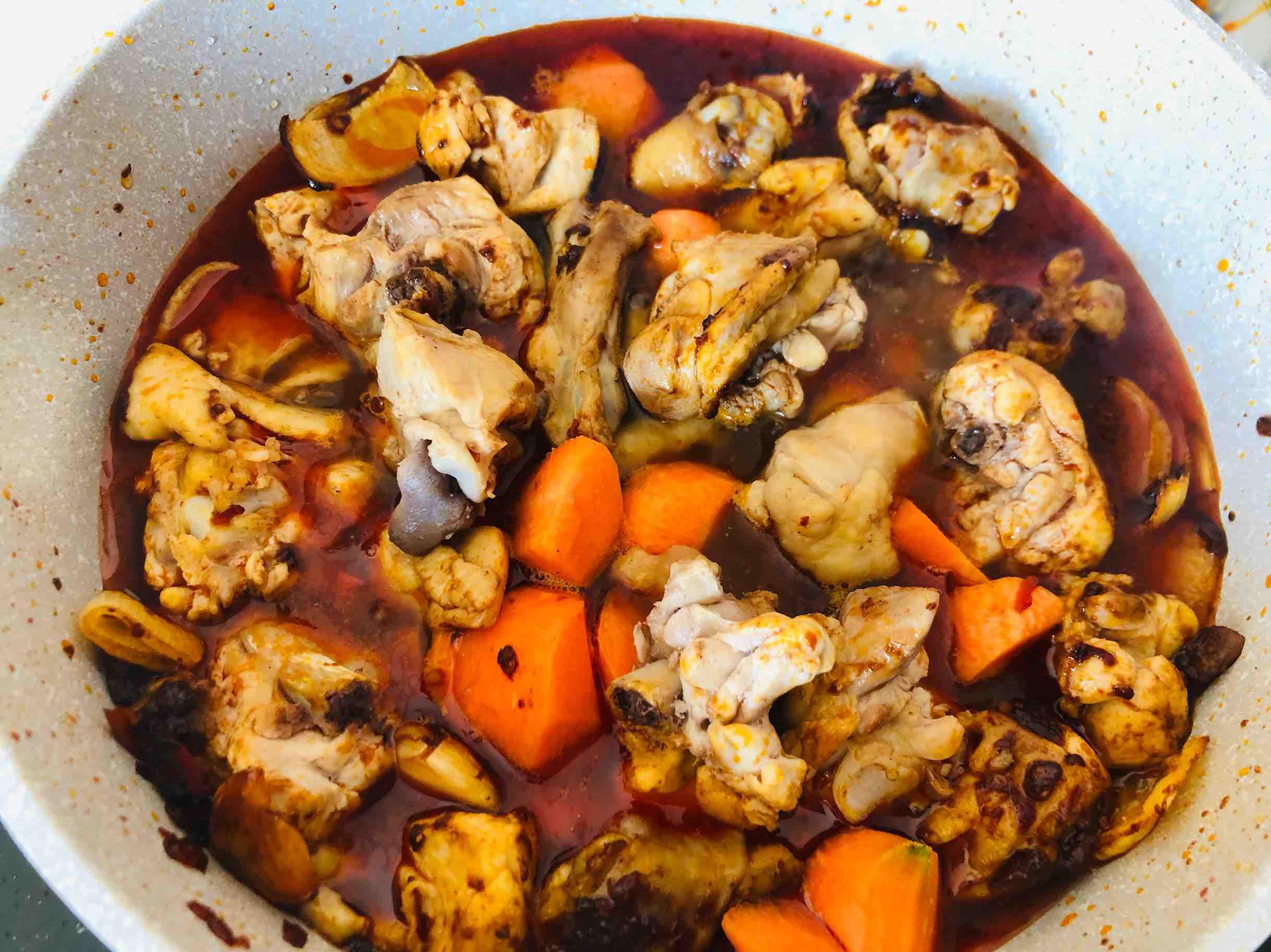 火鍋雞的家常做法，香辣過癮簡(jiǎn)單易做，配米飯?zhí)嘛埨驳淖龇?香辣味燒菜譜