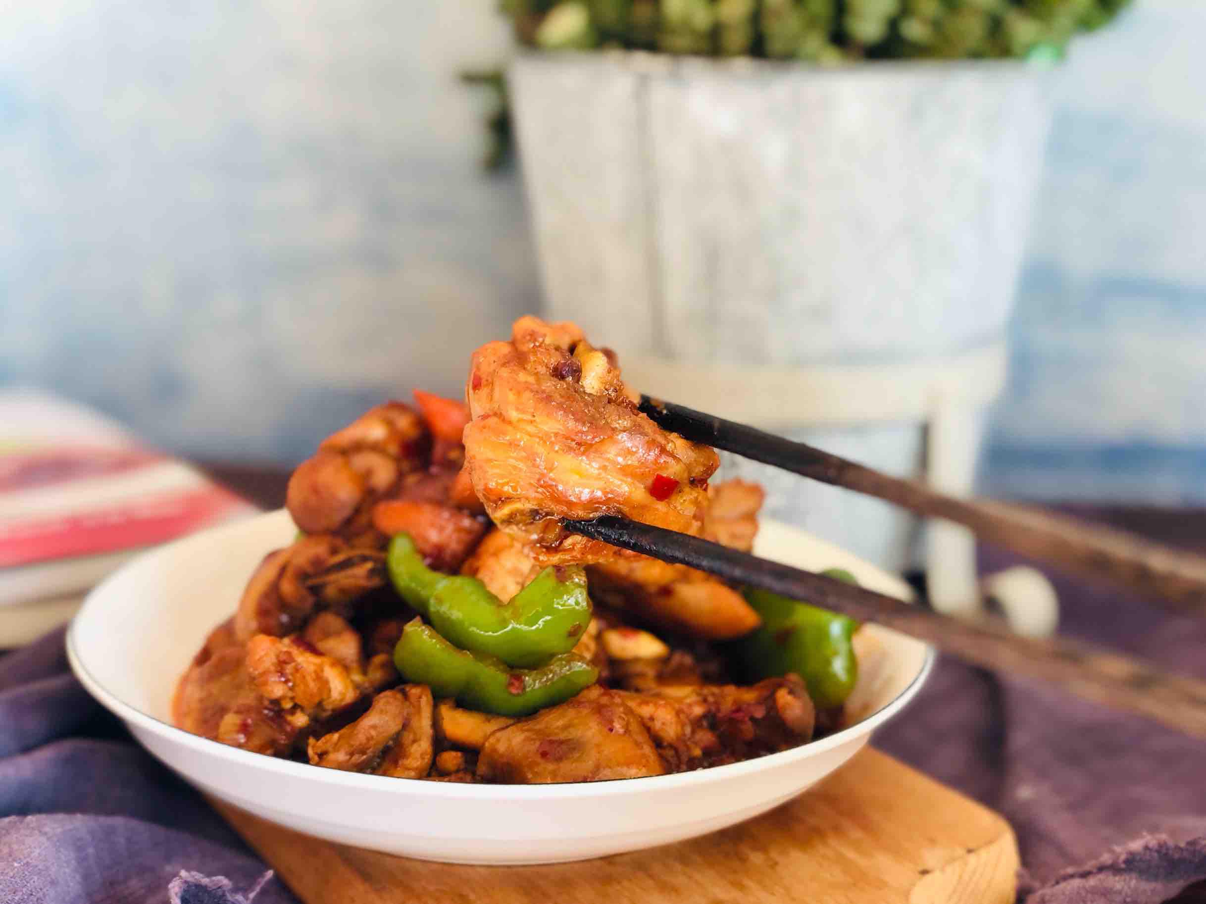 火鍋雞的家常做法，香辣過癮簡(jiǎn)單易做，配米飯?zhí)嘛埨驳淖龇?香辣味燒菜譜