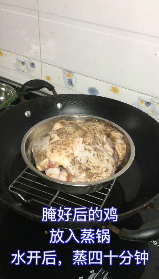 童子雞只需腌一腌，蒸一蒸，淋上蔥油汁，簡單又美味的做法-蔥香味蒸菜譜