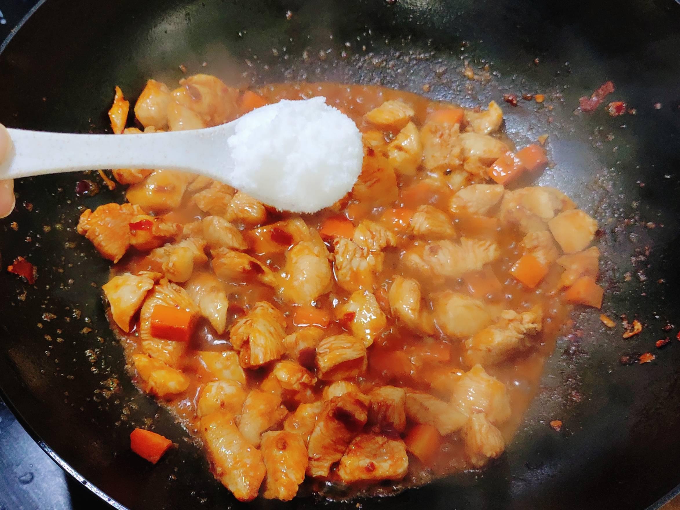 紅而不辣的宮保雞丁的做法-咸鮮味炒菜譜