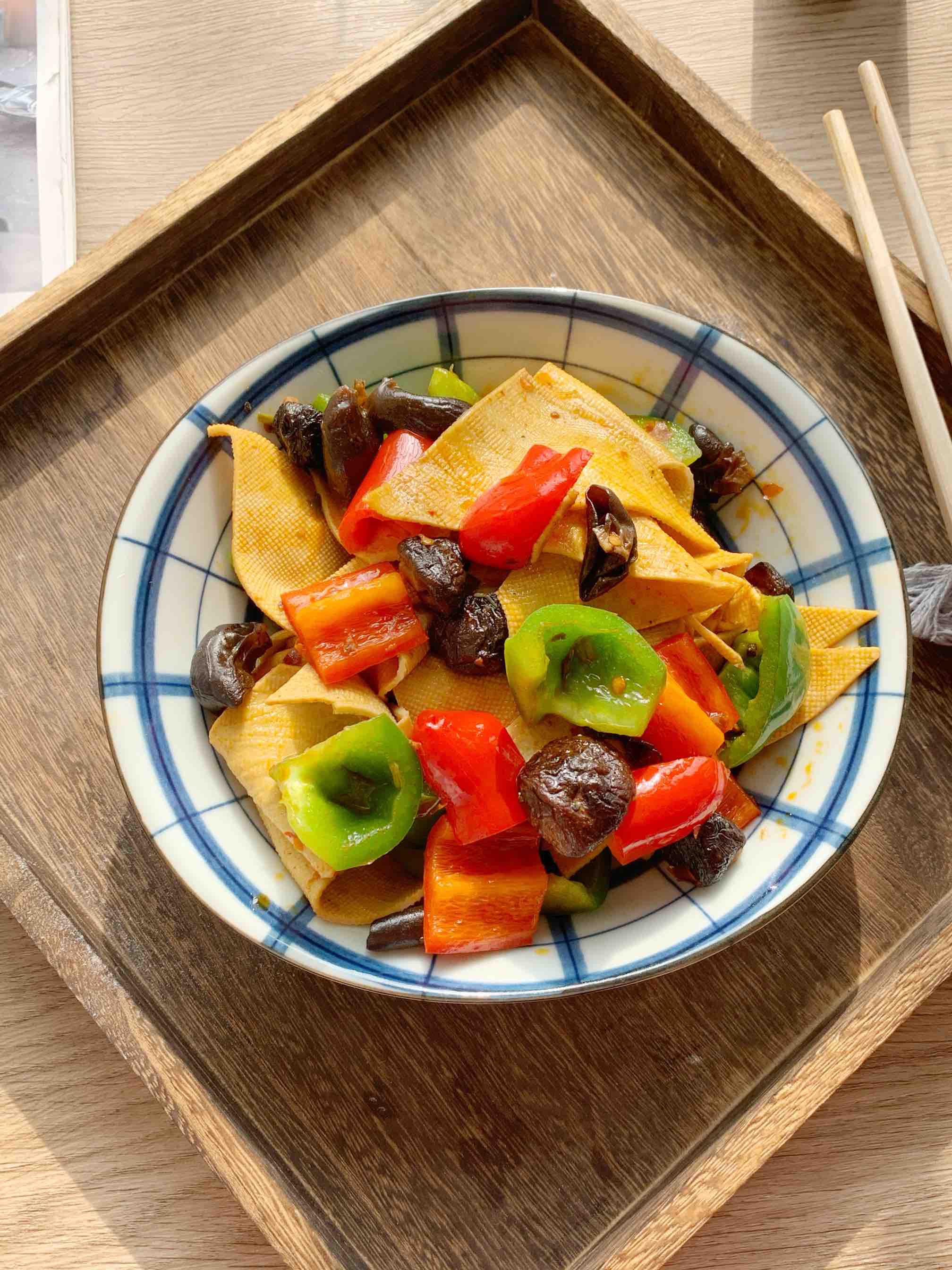 素菜也下飯??香辣燉豆皮的做法-香辣味燉菜譜