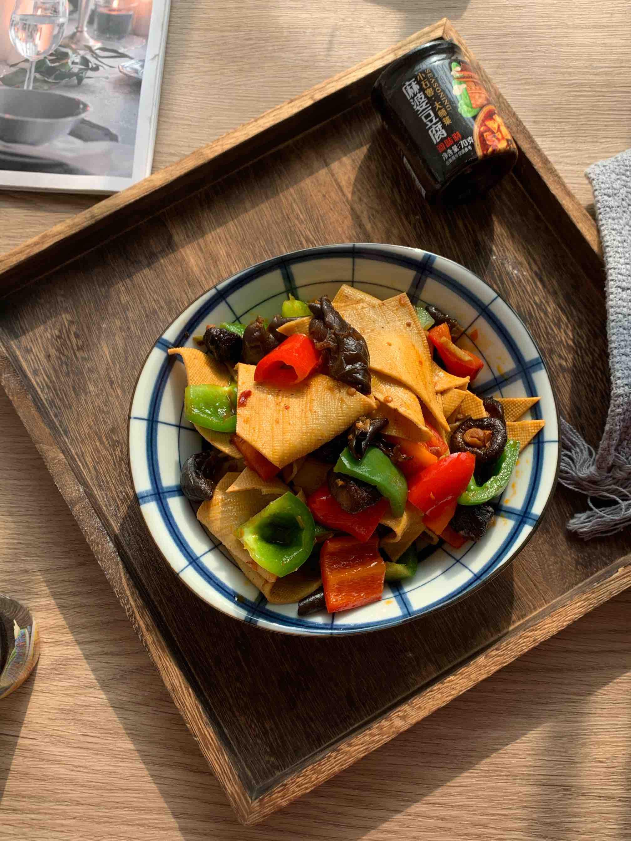 素菜也下飯??香辣燉豆皮的做法-香辣味燉菜譜