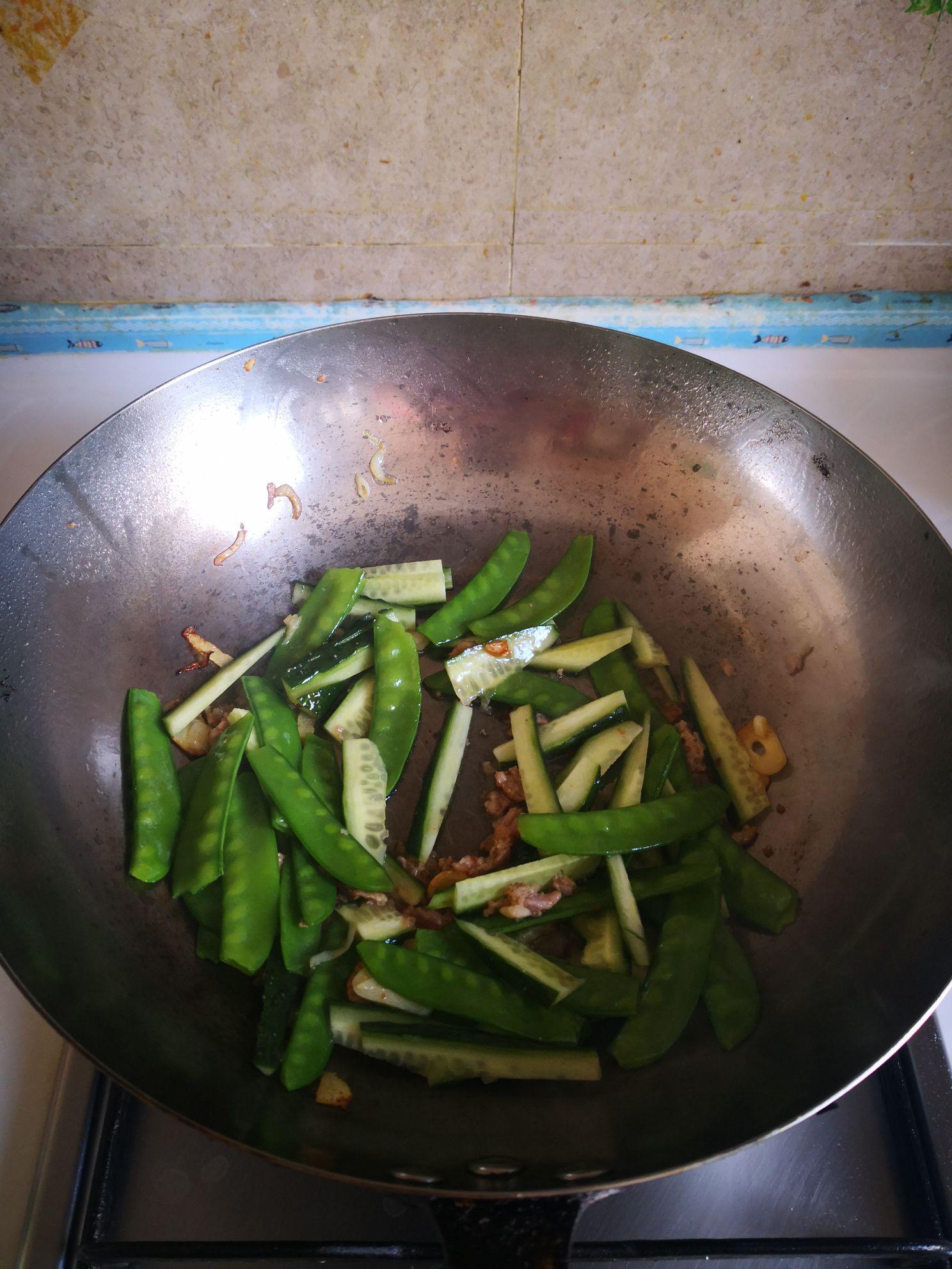 黃瓜片炒荷蘭豆的做法-家常味炒菜譜