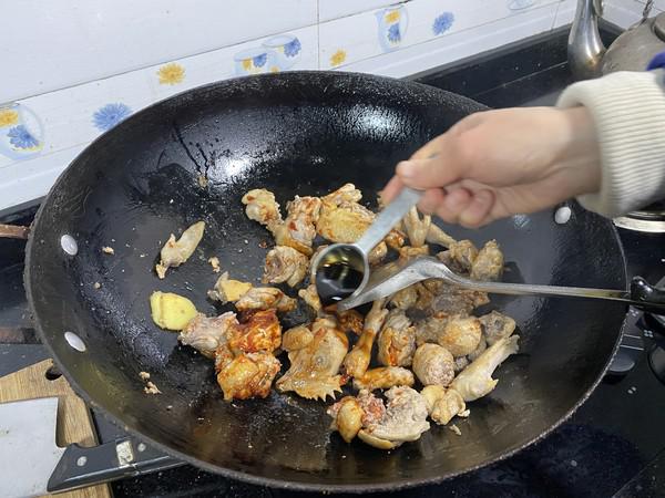 雙茹燒三黃雞的做法-醬香味燉菜譜