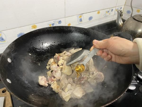 雙茹燒三黃雞的做法-醬香味燉菜譜