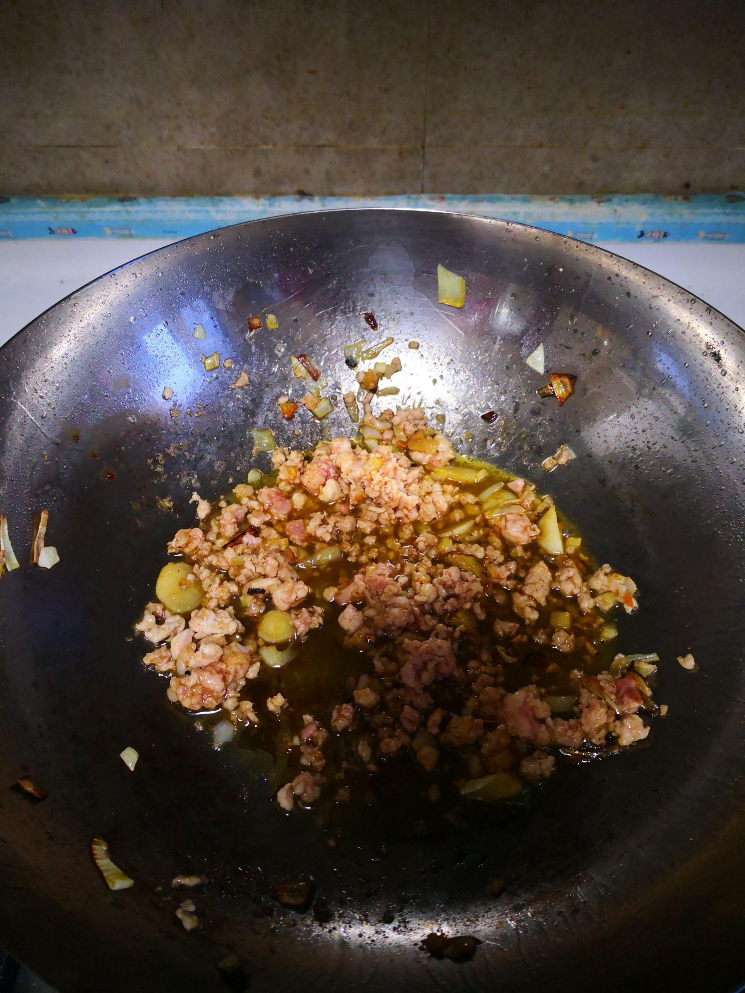 胡蘿卜炒蒜苔的做法-家常味燒菜譜