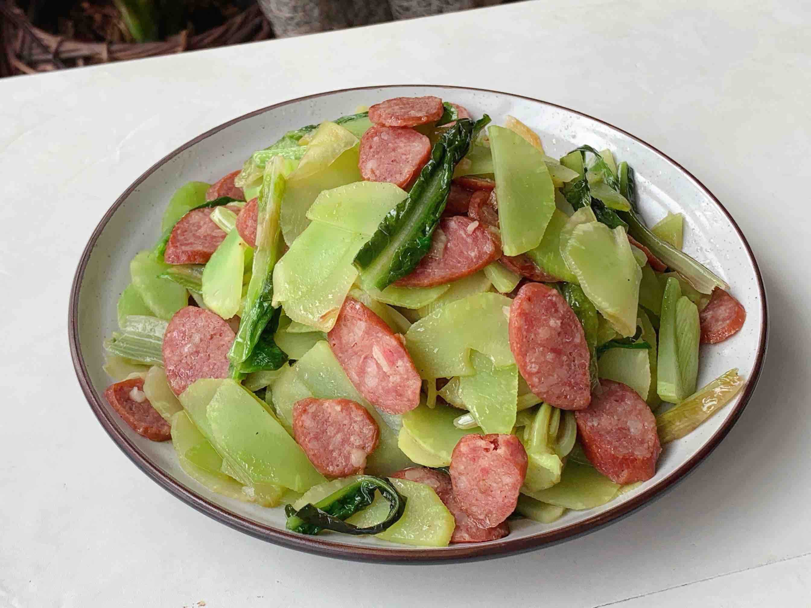 十分鐘就上桌的家常小菜。清脆爽口，萵苣炒香腸的做法-家常味炒菜譜