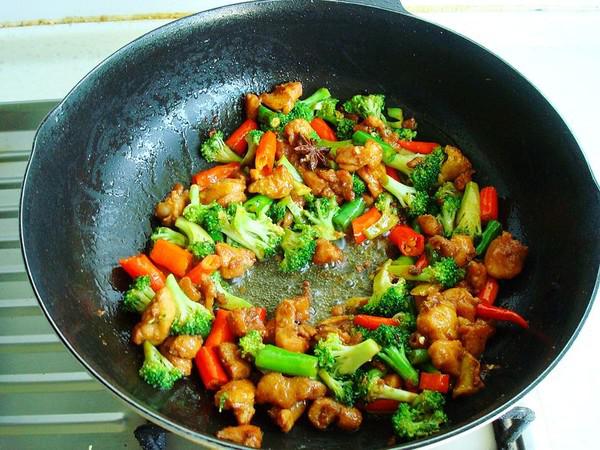 西蘭花炒雞的做法-咸鮮味炒菜譜