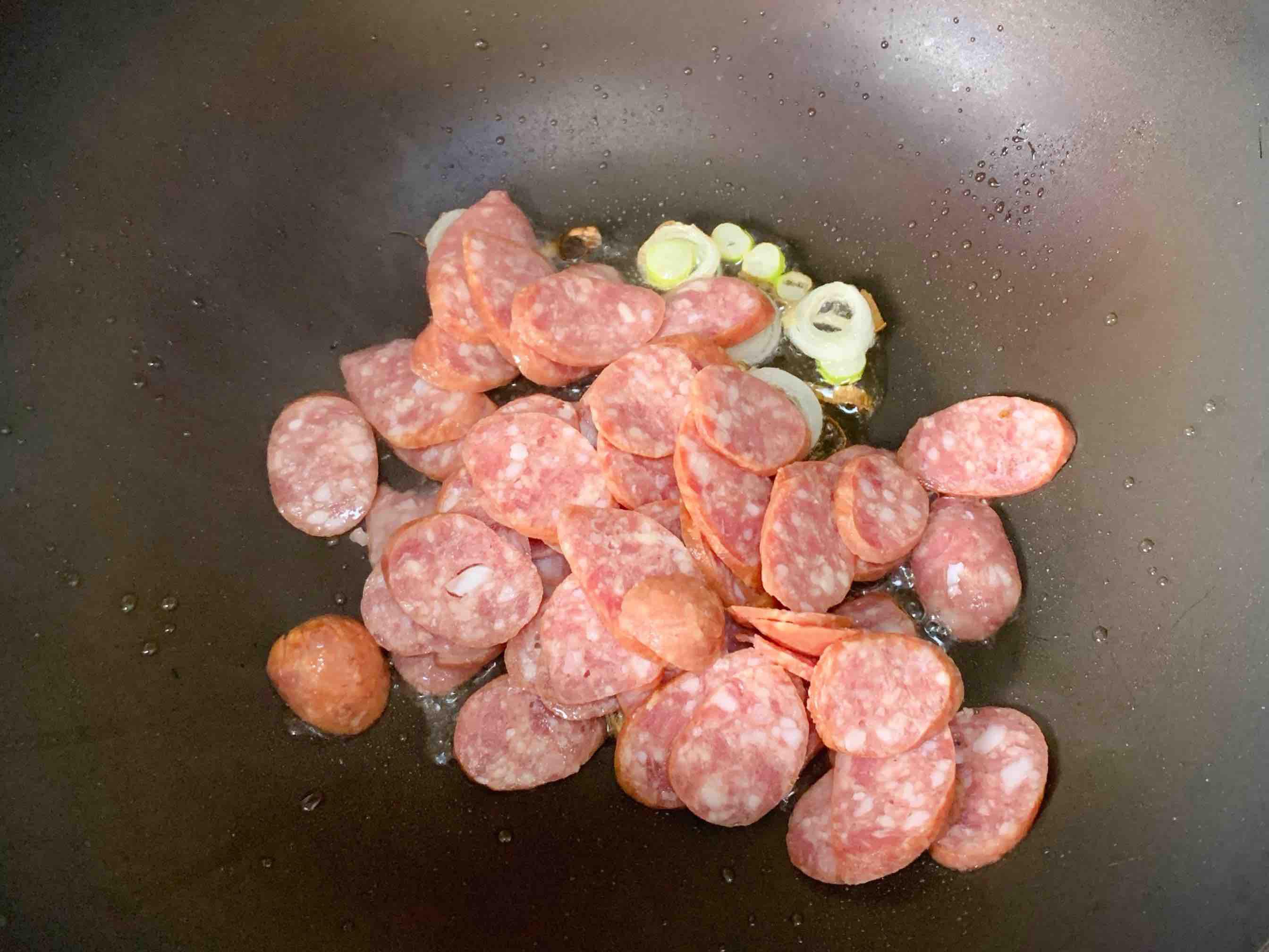 十分鐘就上桌的家常小菜。清脆爽口，萵苣炒香腸的做法-家常味炒菜譜