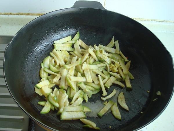 蘿卜干炒肉皮的做法-家常味炒菜譜