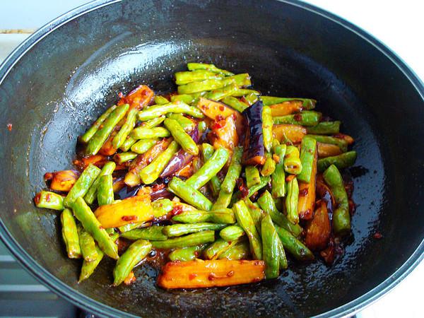 茄子燒豆角的做法-醬香味燒菜譜