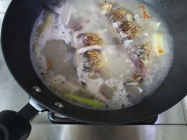 白蘿卜鯽魚湯的做法-咸鮮味燉菜譜