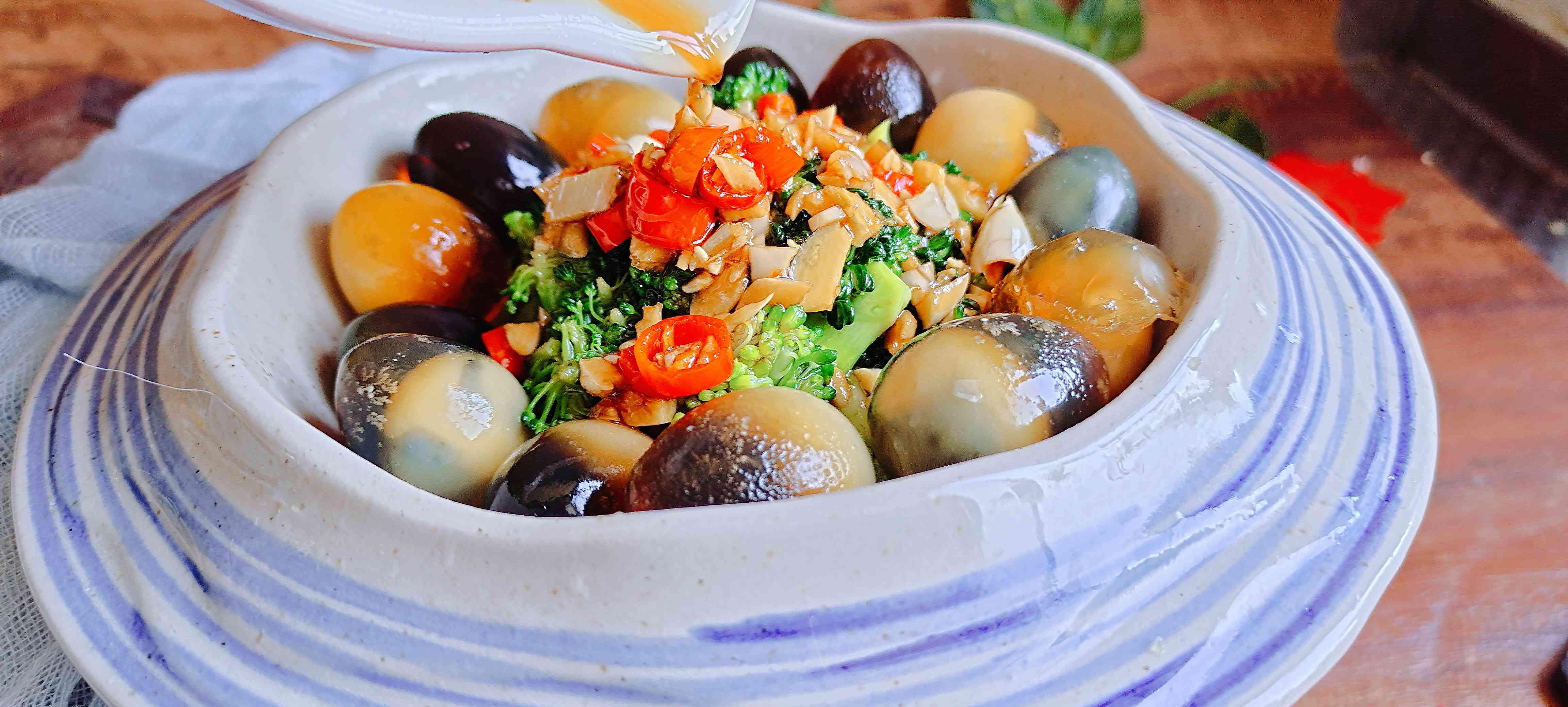 年夜餐桌一道爽口小拌菜…澆汁變蛋西藍花的做法-咸鮮味拌菜譜