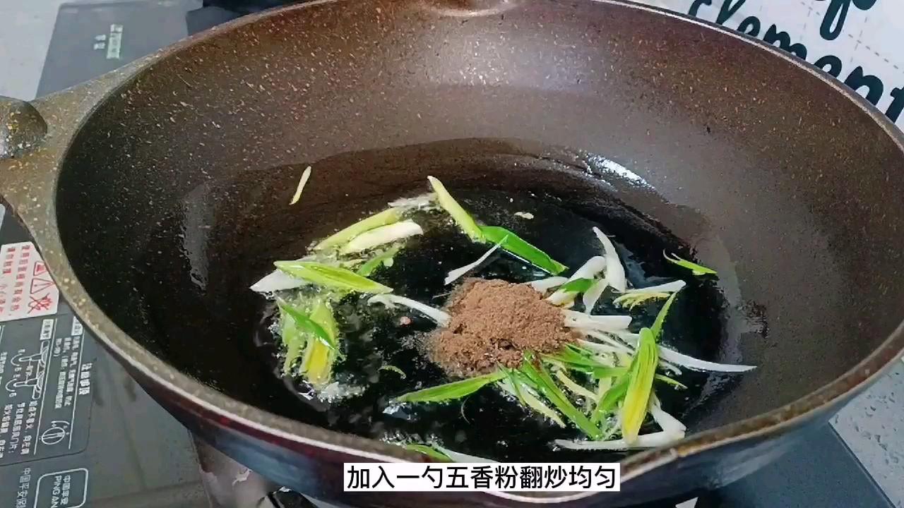 誰(shuí)說(shuō)炒土豆絲一定要放醋，我們今天炒個(gè)五香土豆絲的做法-五香味炒菜譜