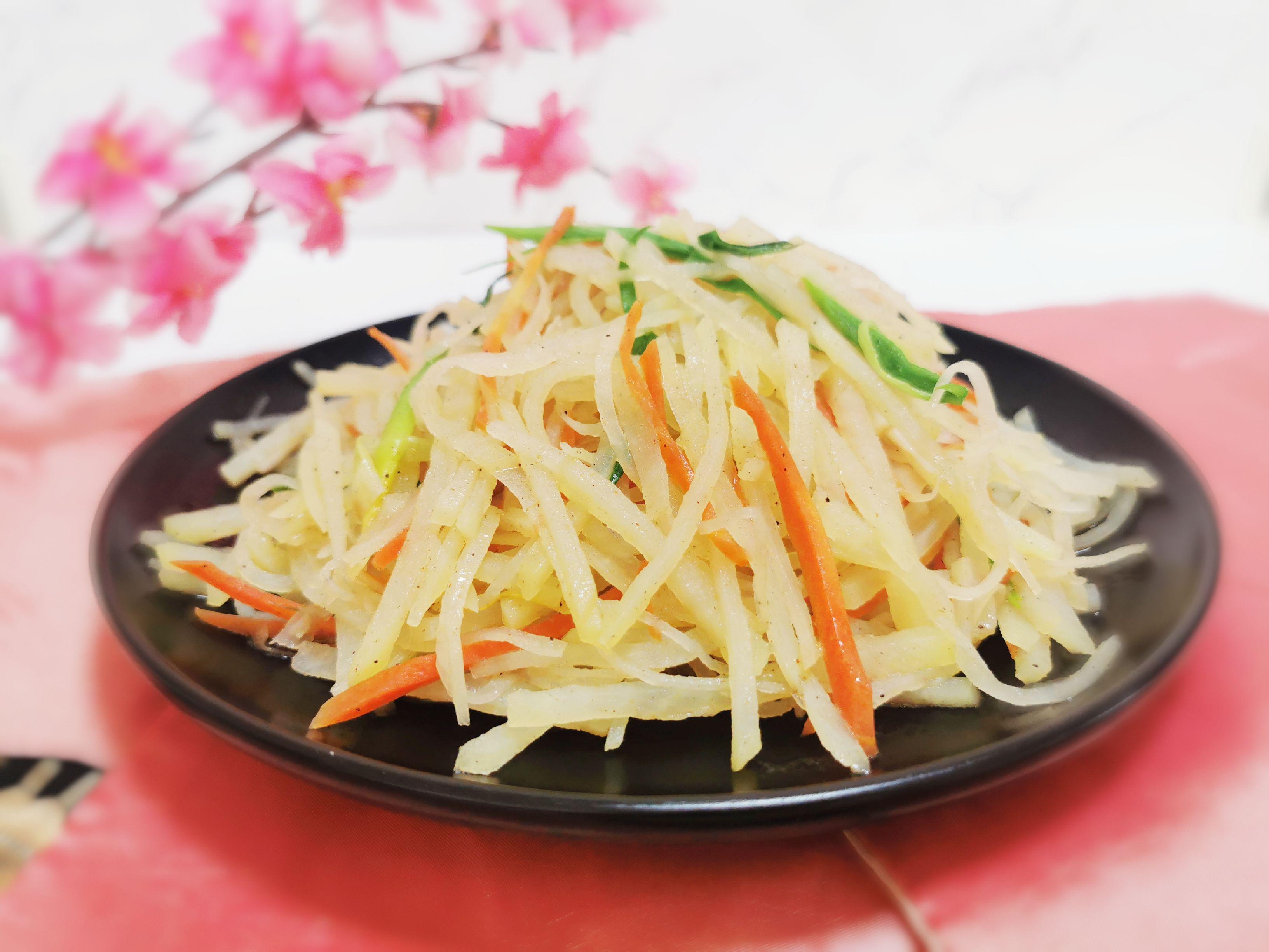 誰(shuí)說(shuō)炒土豆絲一定要放醋，我們今天炒個(gè)五香土豆絲的做法-五香味炒菜譜