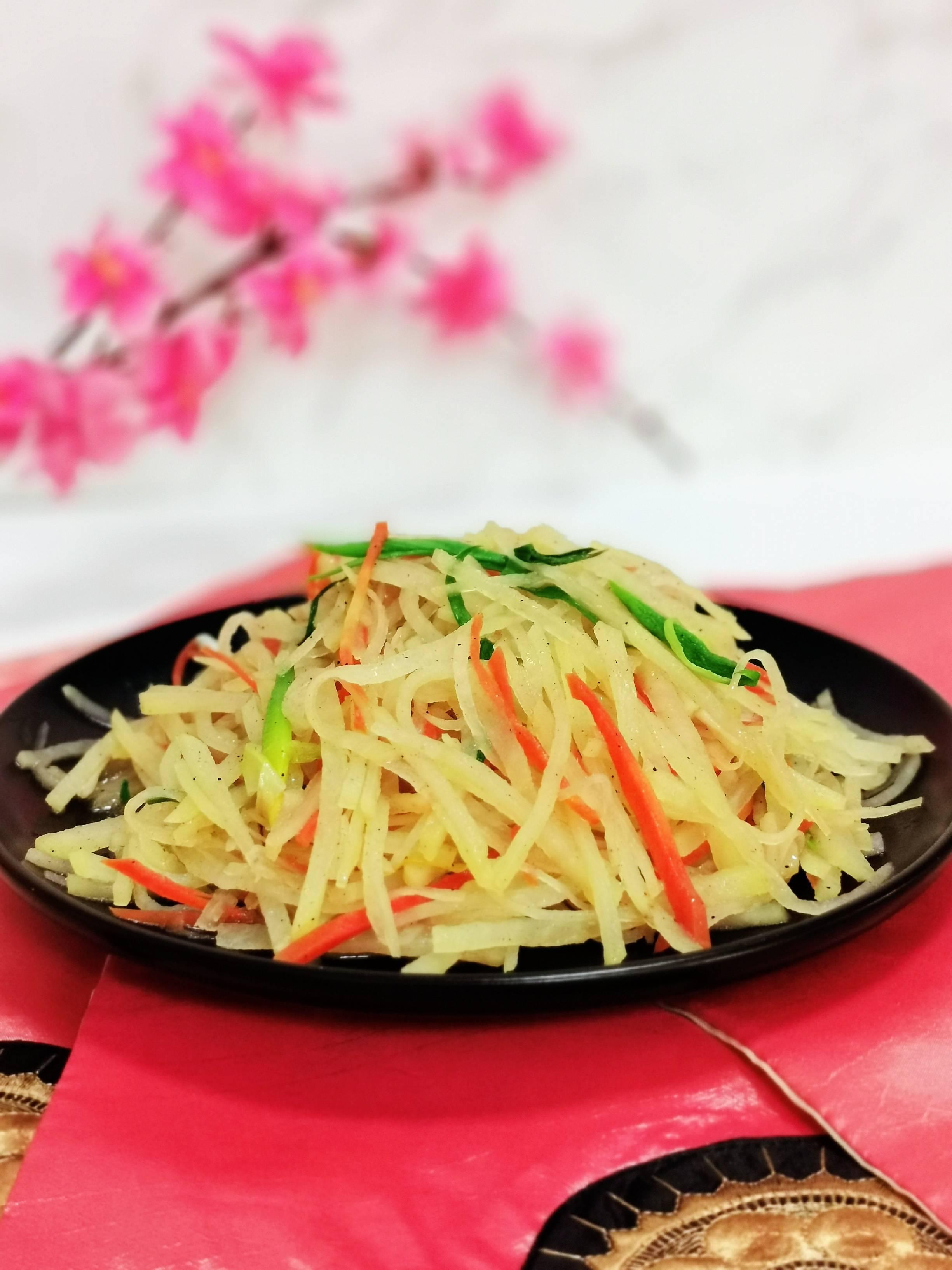 誰(shuí)說(shuō)炒土豆絲一定要放醋，我們今天炒個(gè)五香土豆絲的做法-五香味炒菜譜