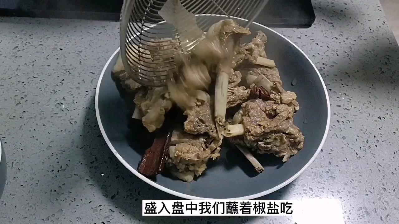 我燉羊排從來不放鹽，蘸著椒鹽吃它不香嗎？的做法-咸鮮味煮菜譜
