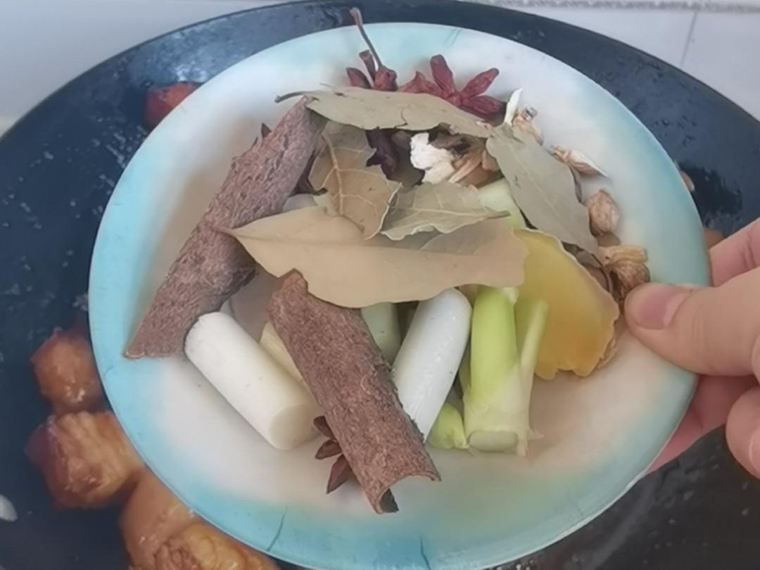 年夜飯“硬菜”-不加1滴水的紅燒肉，入口咂舌仰嘆天的做法-家常味燉菜譜