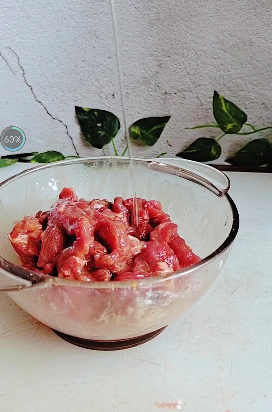 年菜餐桌一道硬菜，老少皆愛…鐵板黑椒牛柳的做法-黑椒味炒菜譜