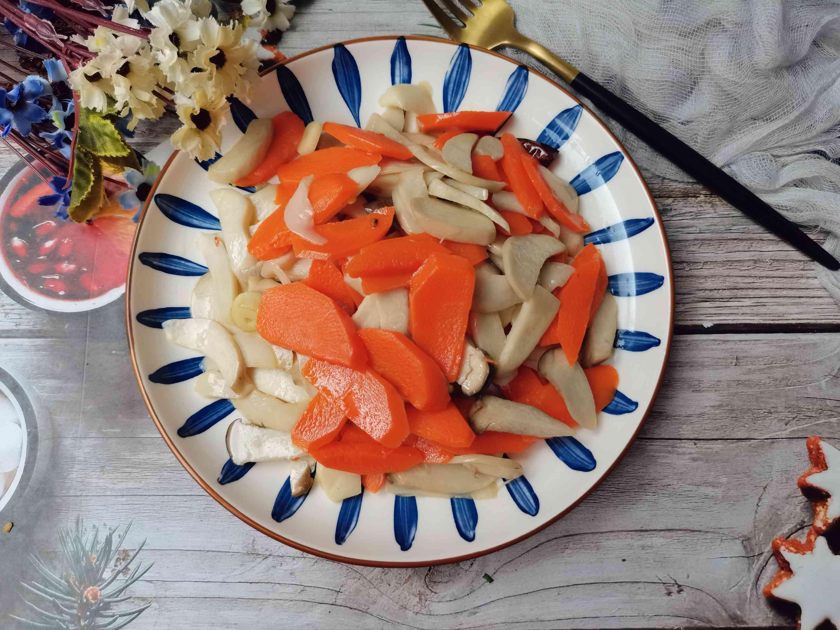 胡蘿卜炒杏鮑菇的做法-家常味炒菜譜