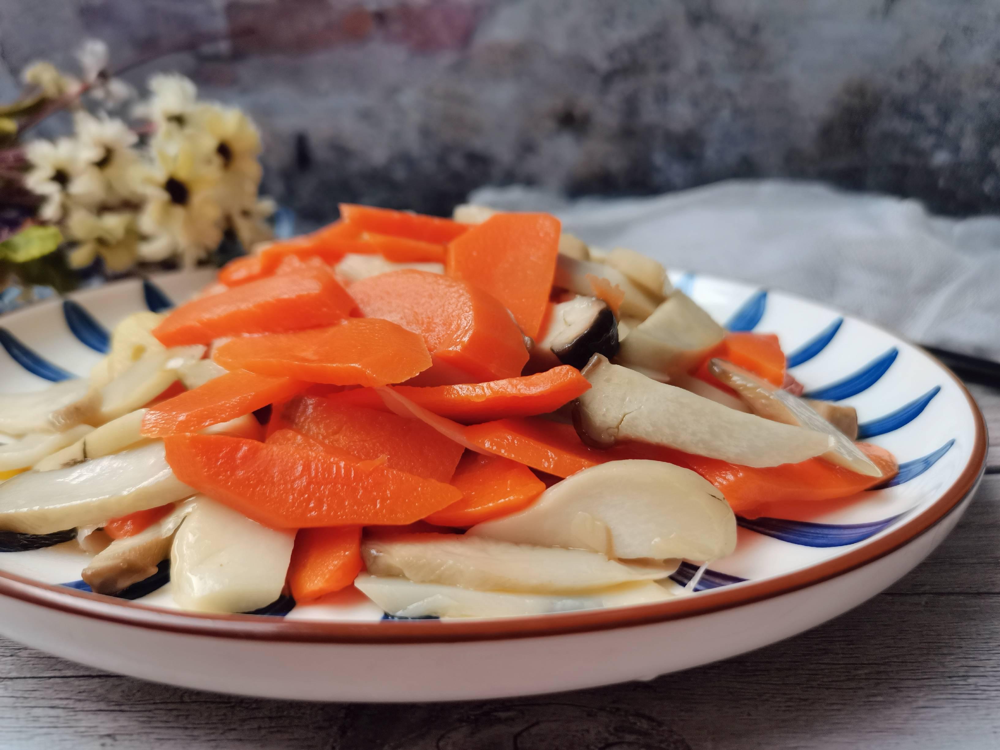 胡蘿卜炒杏鮑菇的做法-家常味炒菜譜