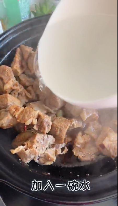 秘制蒜蓉牛腩的做法-蒜香味燉菜譜