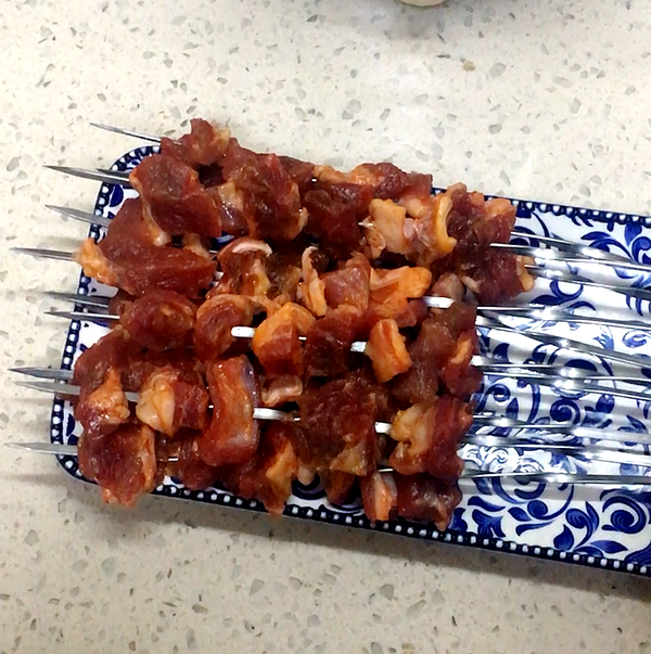 烤牛腩串的做法-咸鮮味烤菜譜-易網健康養生網 烤牛腩串的做法-咸鮮味烤菜譜